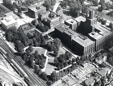76311 Luchtfoto van de Administratiegebouwen van de Staatsspoorwegen (Hoofdgebouw I, II) en het 3e Administratiegebouw ...